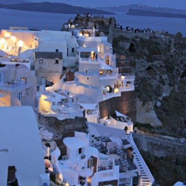 Santorini in the Greek Islands is famous for it's stunning views and sunsets. Should you go? What else is there to do? 5 Great things to Do in Santorini for a First Visit www.compassandfork.com