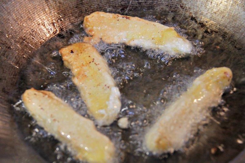 Quick Easy Golden Fried Banana Fritters are Awesom Cook in the Wok www.compassandfork.com