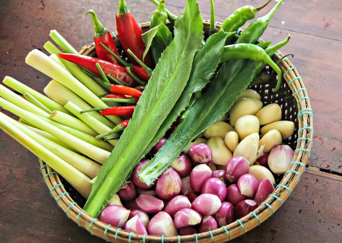 https://compassandfork.com/wp-content/uploads/2017/05/Vietnamese-herbs-Easy-Hoi-An-Inspired-Fresh-Spring-Rolls.jpg