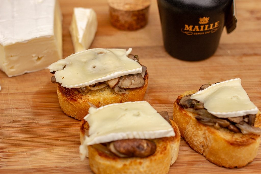 How to Enjoy the Best of French with this Easy Mushroom Brie Toastie www.compassandfork.com